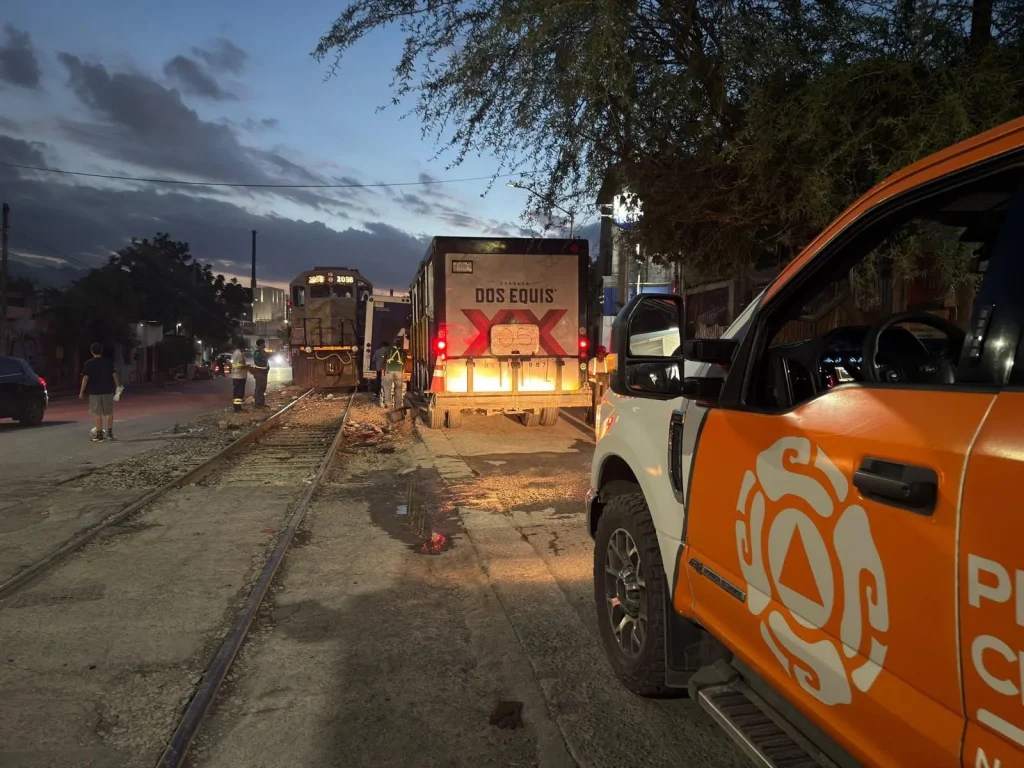 Vehículo de carga impacta tren en Monterrey 1 835844200 1981742509183673 5700708528232521807 n