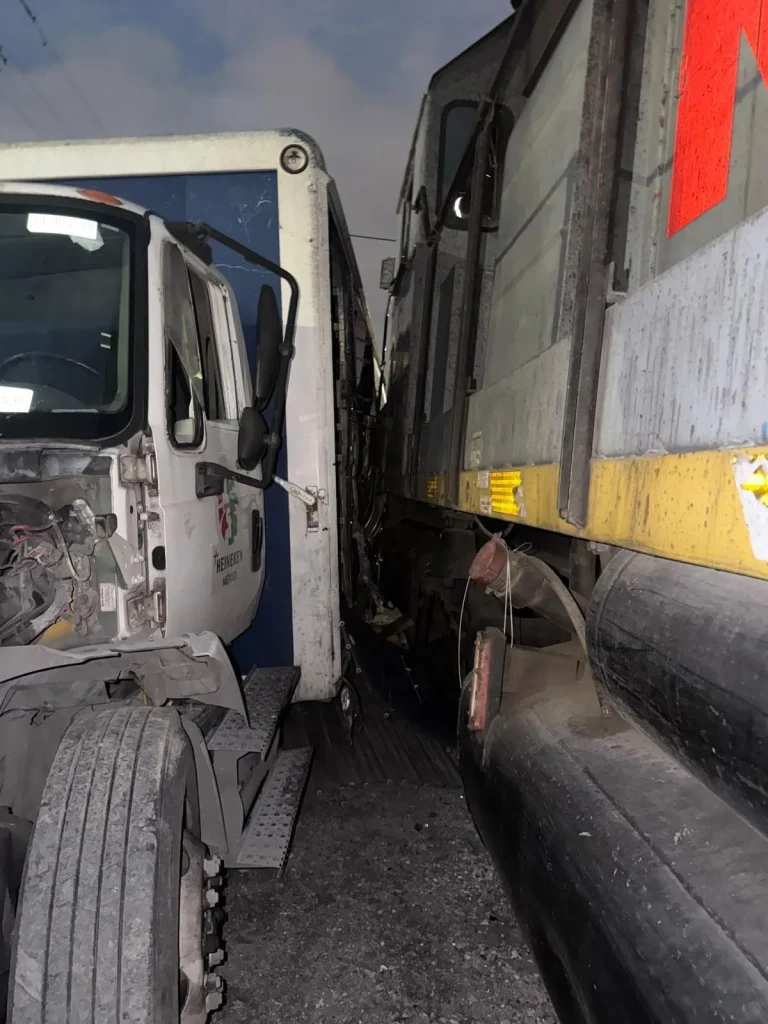 Vehículo de carga impacta tren en Monterrey 2 836083783 1485922526925927 144432364371354267 n