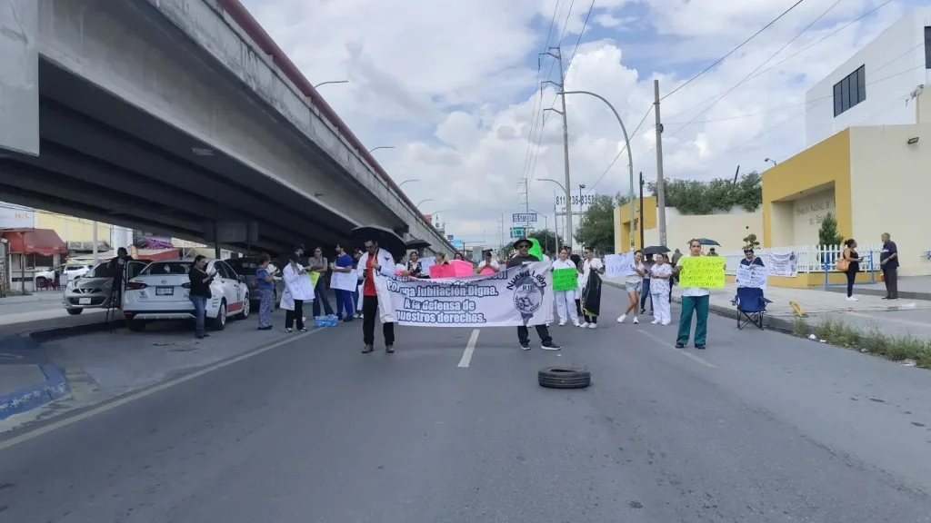 Exigen aumento salarial trabajadores del IMSS en Monterrey; bloquean avenida Lincoln 3 838698140 1378840224006706 7770298029383941479 n