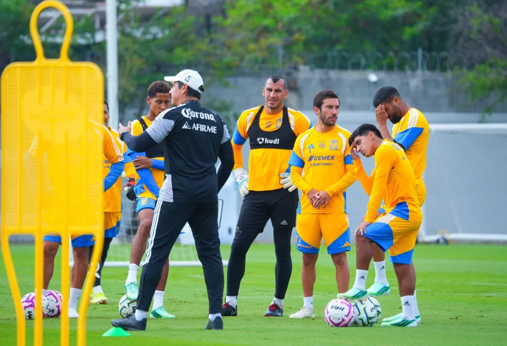 Asiste Rafa Márquez a práctica de Tigres 2 840599801 1608693087419101 8585690621280798608 n