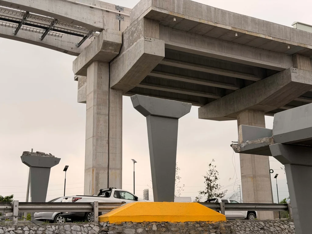 Sigue sin ser retirado puente colapsado en avenida Constitución 1 842528558 1506309568027211 980642527931519923 n