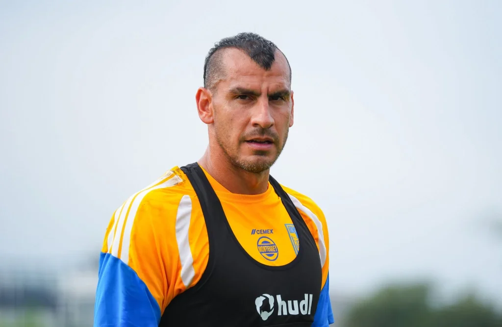 Asiste Rafa Márquez a práctica de Tigres 7 Rafa Márquez Tigres observando el entrenamiento en el Centro de Entrenamiento Tigres.