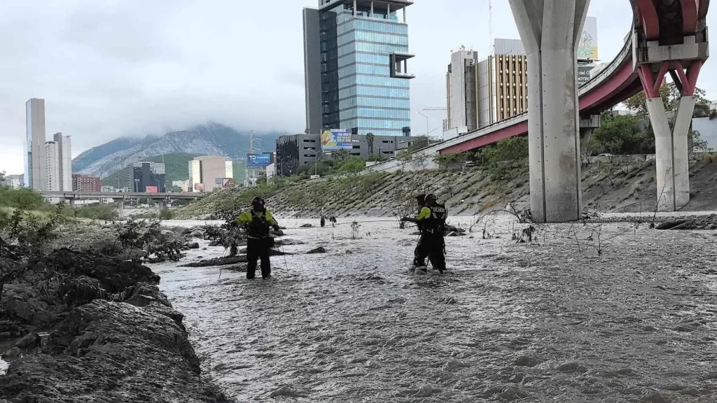 Rescatan a hombre de 32 años atrapado en corriente del Río Santa Catarina 1 843116442 1110540071518642 2708714557095083363 n