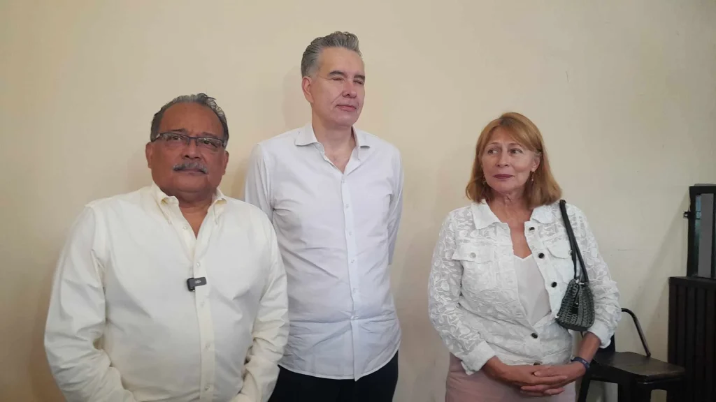 Forman bloque morenistas de NL contra Clara Luz 2 Integrantes de Morena en conferencia tras formar bloque contra Clara Luz Flores.