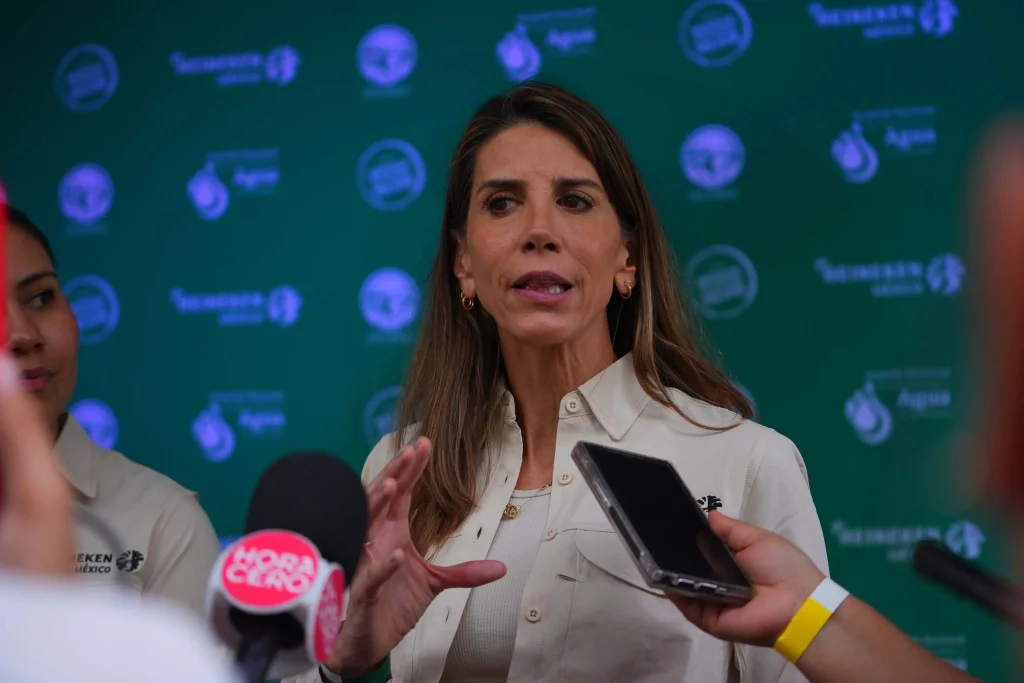 Reabastece Heineken casi 2 millones de metros cúbicos de agua en NL 1 Representantes de Heineken México y autoridades en el anuncio de reabastecimiento hídrico.