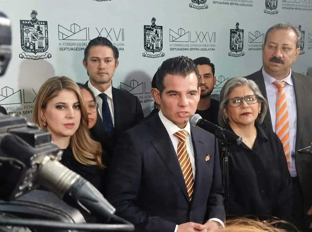 Afirma “Mike” Flores que Samuel García está en tiempo de entregar Informe al Congreso 1 Miguel Ángel Flores Serna ofreciendo declaraciones sobre la entrega del Informe de Gobierno.