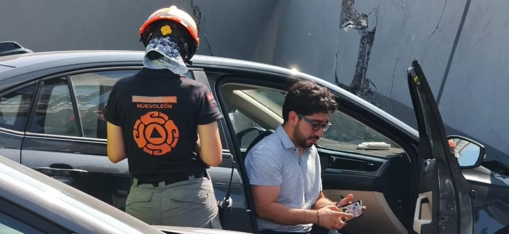 Tumba maquinaria del monorriel puente en Constitución 3 Estructura del puente peatonal colapsado sobre los carriles exprés de la avenida Constitución.