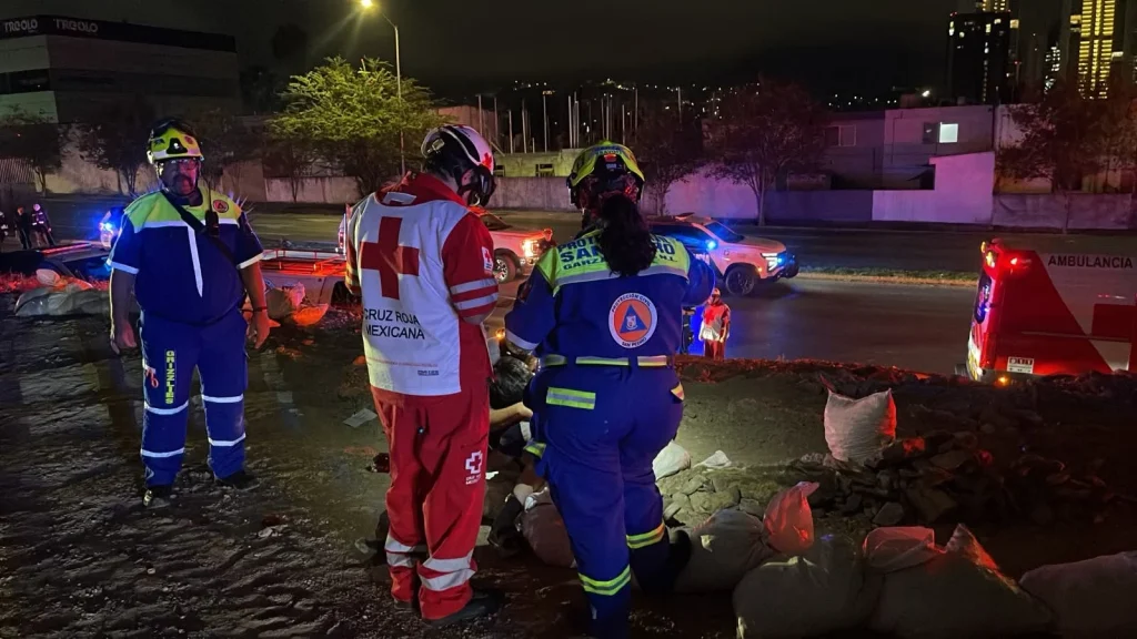 Familia de Montemorelos se vuelca en San Pedro; hay una fallecida 1 Rescatistas y autoridades atienen la volcadura de una camioneta en San Pedro Garza García.
