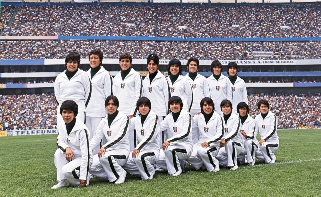 Pioneras del 71: Voces históricas del futbol estarán en el Museo de Historia Mexicana 2 Integrantes de las Pioneras del 71 en un evento deportivo del futbol femenil mexicano.