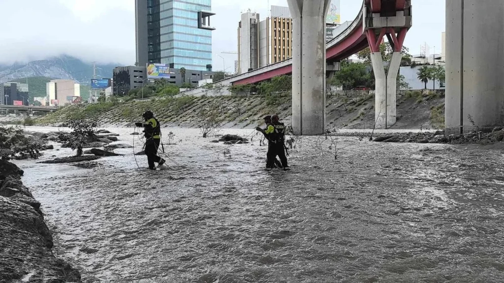 Rescatan a hombre de 32 años atrapado en corriente del Río Santa Catarina 2 846927098 987617826975003 3228308054689379318 n