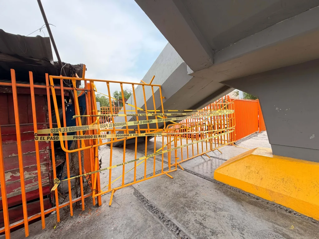 Sigue sin ser retirado puente colapsado en avenida Constitución 2 847744578 1070130089405088 2765758803811460180 n