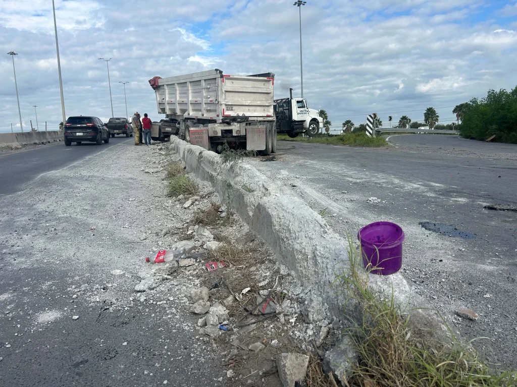 Se impacta tráiler contra muro y genera caos vial 2 847828094 956760380390347 7461845138178475227 n