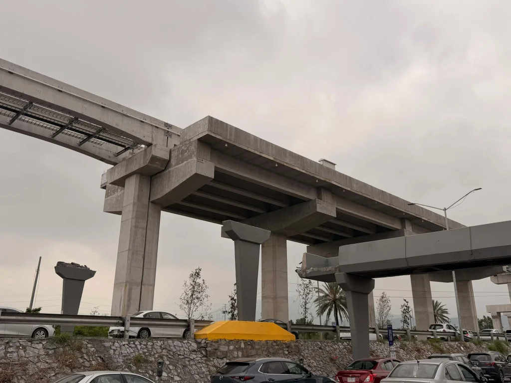 Sigue sin ser retirado puente colapsado en avenida Constitución 3 Estructura del puente colapsado que permanece sobre la avenida Constitución.