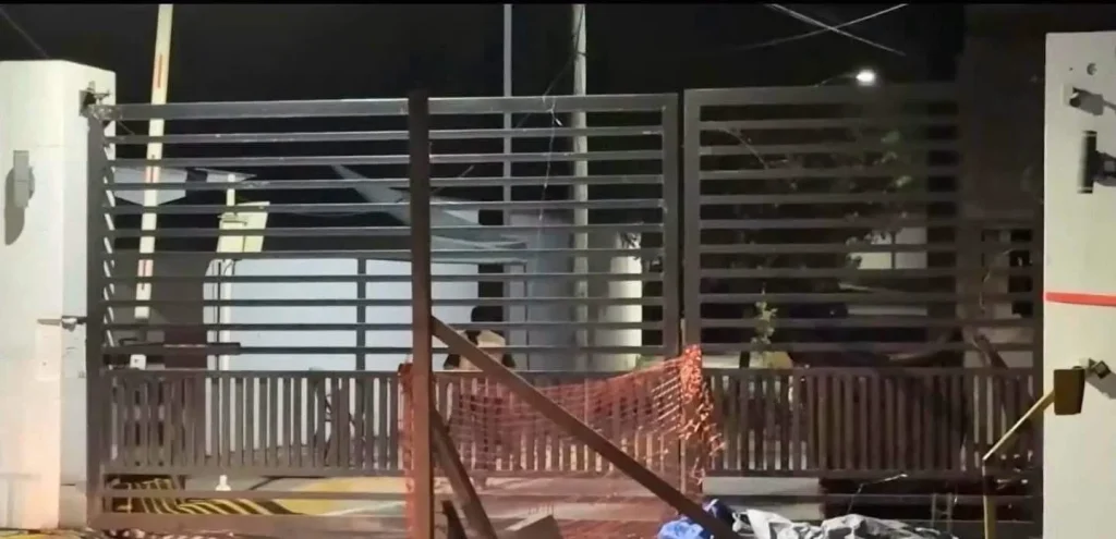 Investigan presunto feminicidio y suicidio al sur de Monterrey 1 Movilización policial tras un presunto feminicidio al sur de Monterrey.