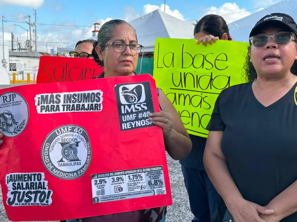 Analizan resolver tema salarial en el IMSS mediante consulta interna 1 Trabajadores del IMSS laborando bajo protesta en Reynosa ante demandas salariales.