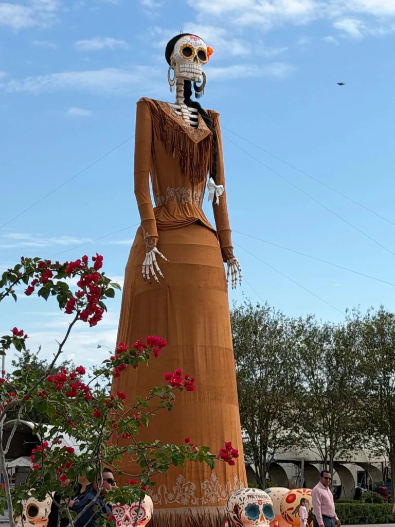 Catrina de 14 metros de altura atrae miradas en la Plaza Principal de Reynosa 3 849745060 1089596707226850 2035706353689476771 n