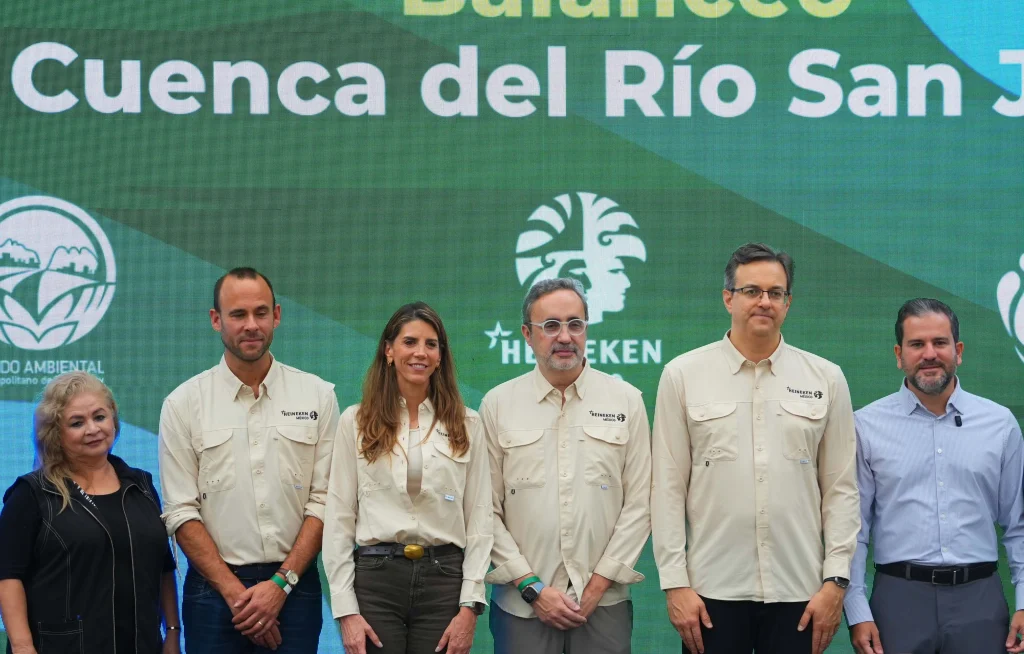 Reabastece Heineken casi 2 millones de metros cúbicos de agua en NL 2 Representantes de Heineken México y autoridades en el anuncio de reabastecimiento hídrico.