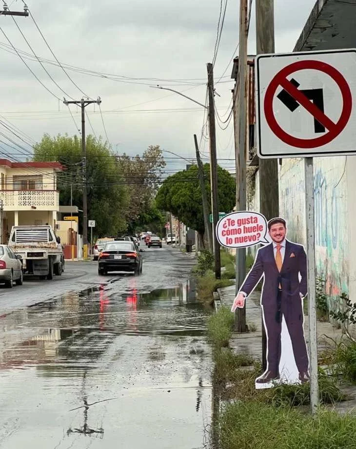 Se mofan de Samuel por obras inconclusas de drenaje en San Nicolás 1 Figuras de cartón con la imagen de Samuel García colocadas en obras de drenaje en San Nicolás.