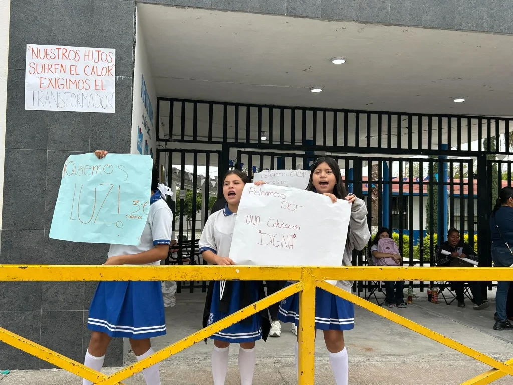 Cierran secundaria “Siglo XXI” por fallas en transformador 3 850403950 29328232813479729 6729839141157904360 n