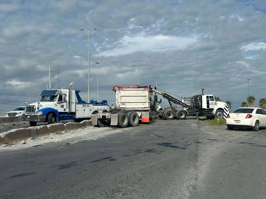 Se impacta tráiler contra muro y genera caos vial 1 Se impacta tráiler contra el muro de contención en el puente vehicular El Caracol.