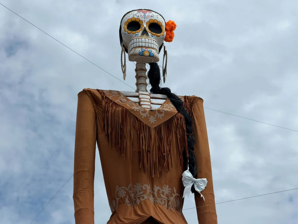 Catrina de 14 metros de altura atrae miradas en la Plaza Principal de Reynosa 2 850903683 1050959321300121 5844602910175361737 n