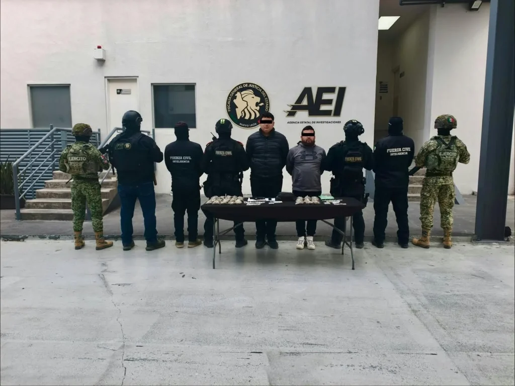 Desmantela Fuerza Civil células delictivas en Cadereyta; detiene a nueve personas 4 Elementos de Fuerza Civil resguardan la zona tras operativos de inteligencia en Cadereyta.