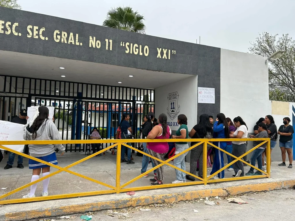 Cierran secundaria “Siglo XXI” por fallas en transformador 2 Padres de familia y alumnos manifestándose mientras cierran secundaria en Reynosa por fallas eléctricas.