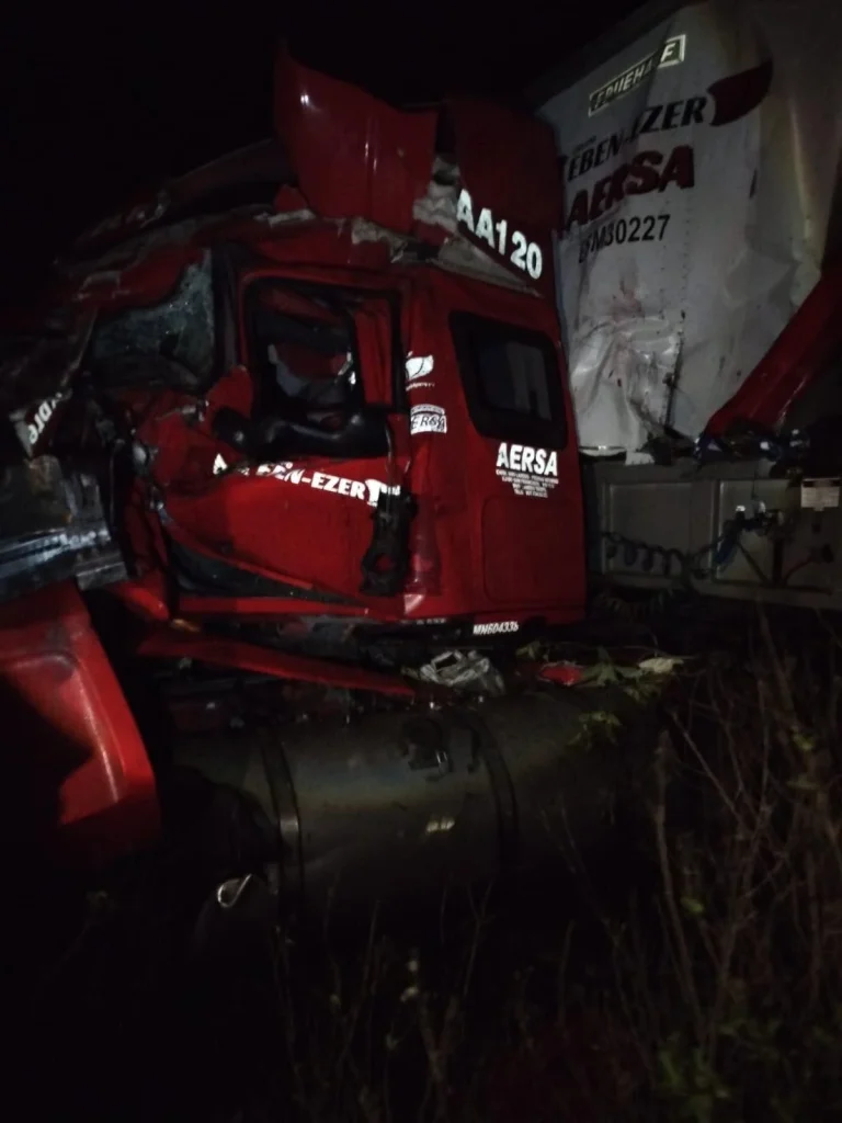 Volcadura de trailers deja un muerto en la Carretera a Laredo 2 Corporaciones de auxilio atienden accidente de trailers en la Carretera a Laredo.
