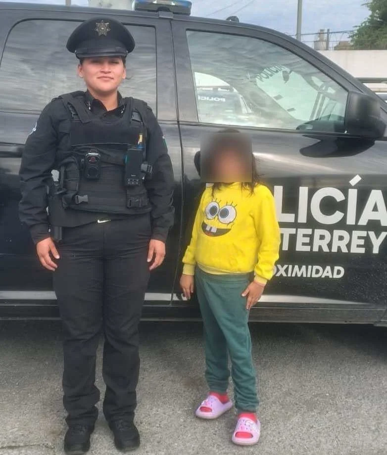 Localizan a niña de 7 años que vagaba sola en Monterrey (VIDEO) 1 Elementos de la policía de Monterrey tras la localización de una niña de 7 años.