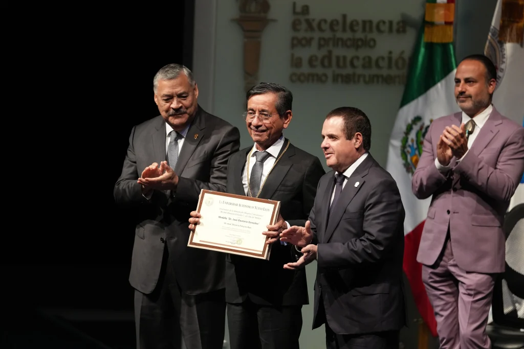 UANL entrega medalla Dr. José Eleuterio González a tres médicos 2 Ceremonia de entrega de la medalla José Eleuterio González por parte de autoridades de la UANL.