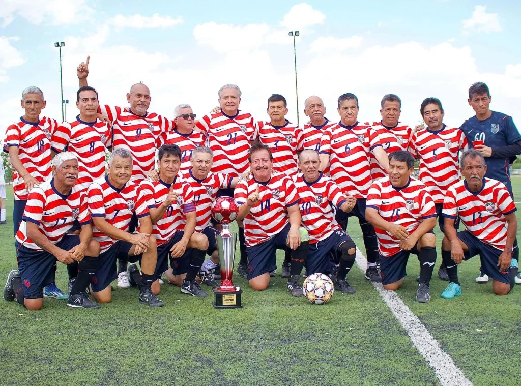 Broncos de Reynosa +60 conquista la Copa Fundación Chihuahua 1 El equipo Broncos de Reynosa celebra el campeonato de la Copa Fundación Chihuahua.