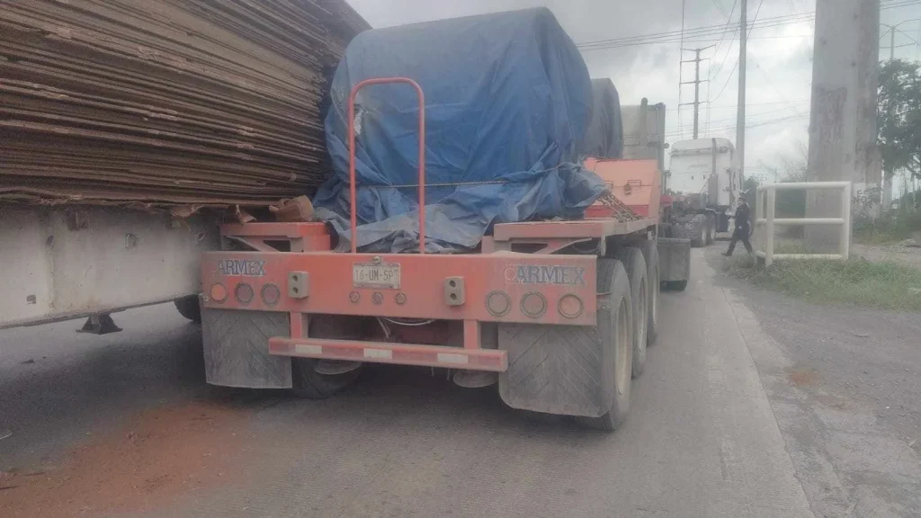 Tráileres derriban poste que mata a motociclista en San Nicolás 1 Unidades de auxilio en el lugar donde falleció un motociclista en San Nicolás tras un percance vial.