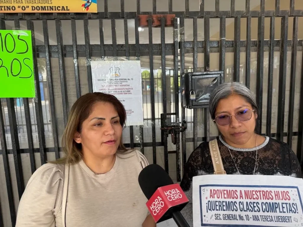 Padres cierran acceso a secundaria Ana Teresa Luebbert ante falta de maestros 6 Padres de familia se manifiestan ante la falta de maestros en secundaria de Reynosa.