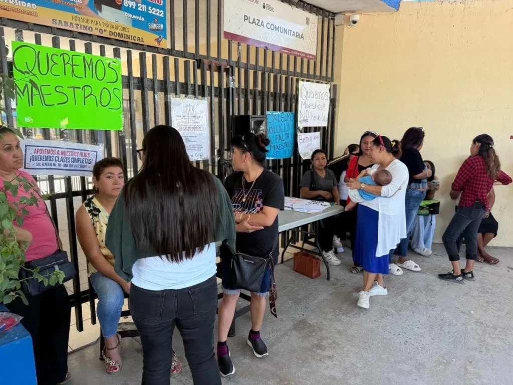 Aumentan protestas por falta de maestros en secundaria Ana Teresa Luebbert 1 Padres de familia protestando por la falta de maestros afuera de la secundaria en Reynosa.