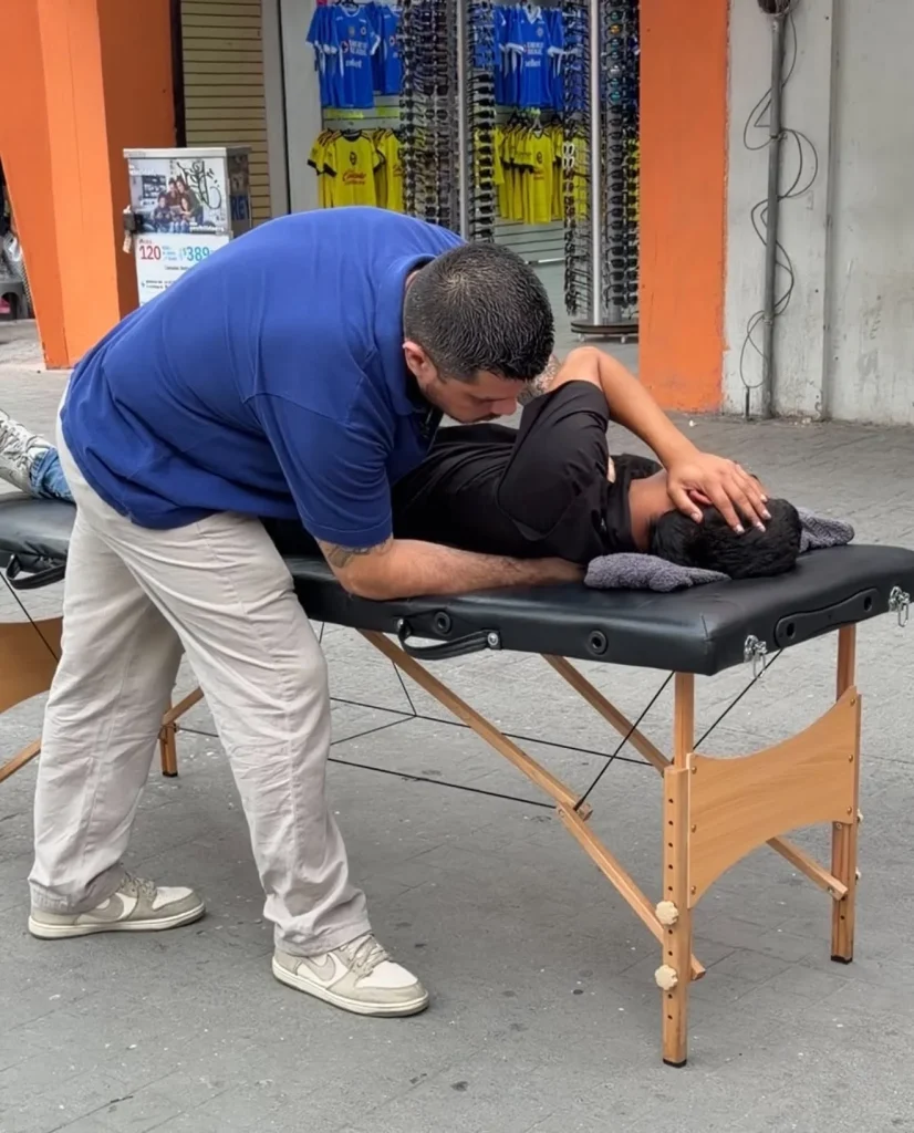 Ofrecen ajustes quiroprácticos gratuitos en la peatonal Hidalgo 2 Especialistas realizan ajustes quiroprácticos gratuitos en la peatonal Hidalgo de Reynosa.