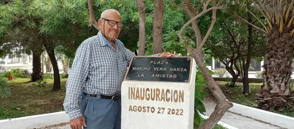 Denuncia don Máximo Vera robo de rosales en parque que ha reforestado en Reynosa 1 Don Máximo Vera cuidando las áreas verdes reforestadas en Reynosa.