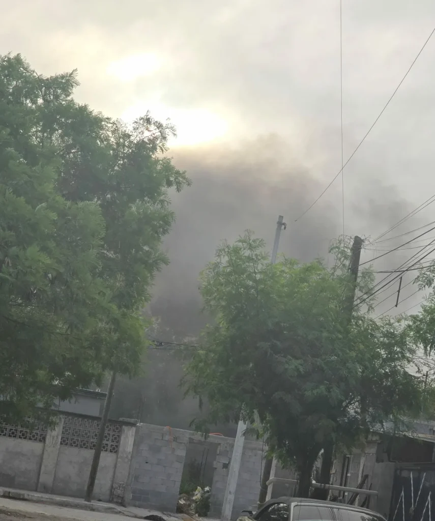 Quema de basura genera alarma entre vecinos de la colonia El Anhelo en Reynosa 1 Columna de humo provocada por la quema de basura en la colonia El Anhelo.