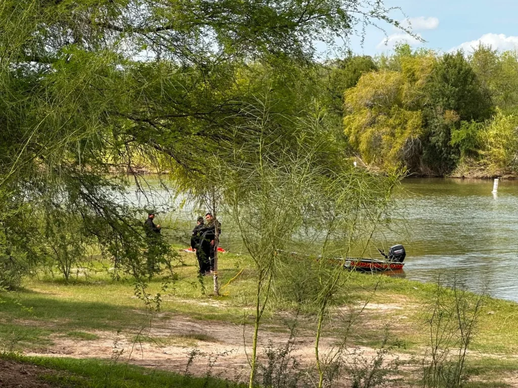 Hallan cuerpo flotando en el Río Bravo en Reynosa 2 Corporaciones de seguridad y rescate en las orillas del Río Bravo en Reynosa.