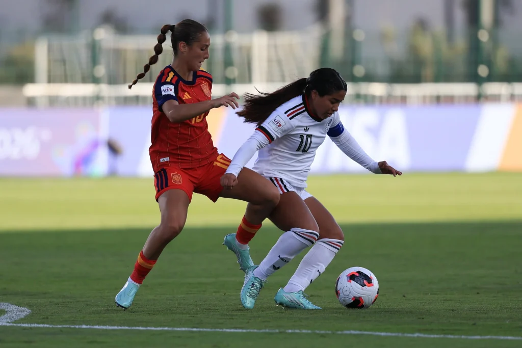 México cae en su debut del Mundial Femenil Sub 17 4 Jugadoras disputando el balón durante el partido del Mundial Femenil Sub 17.