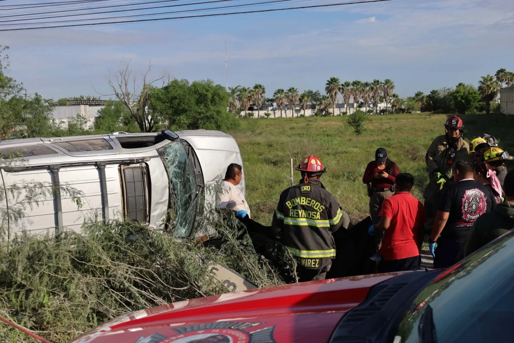 Volcadura deja una persona fallecida en la carretera Reynosa-Río Bravo 2 Un vehículo volcado a un costado de la carretera Reynosa-Río Bravo.