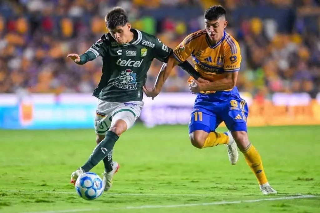 Lleva León una victoria en sus últimas 10 visitas al Volcán 1 Jugadores de Tigres y León disputando un balón en el Estadio Universitario.