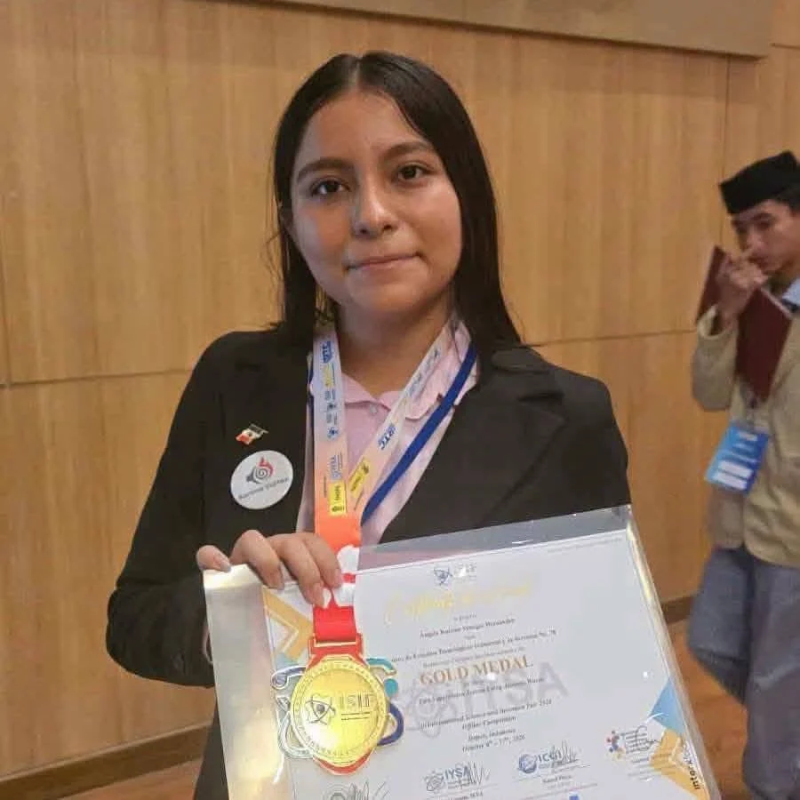 Triunfa estudiante tamaulipeca en Indonesia 1 La estudiante tamaulipeca Ángela Karime Hernández Venegas con su medalla de oro en Indonesia.