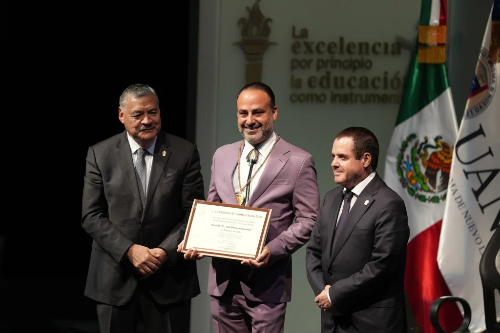 UANL entrega medalla Dr. José Eleuterio González a tres médicos 3 858006213 1102242436118713 7808695298766302750 n