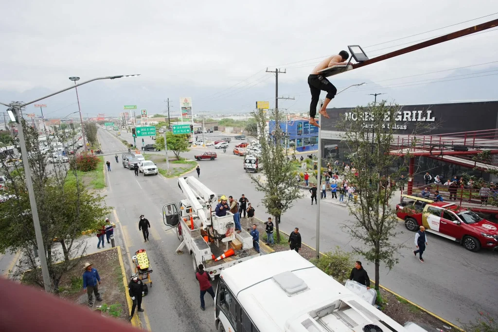 Rescatan a hombre que amenazaba con lanzarse de un puente en García 2 858662588 1682280396758942 399406634964561 n
