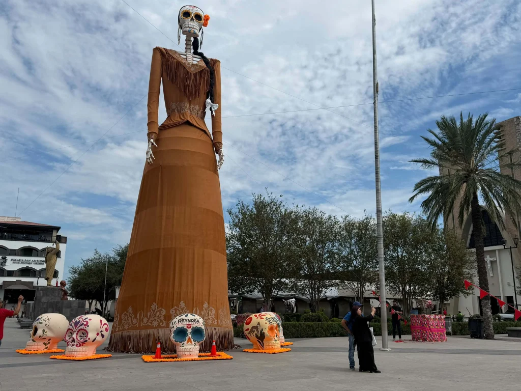 Catrina de 14 metros de altura atrae miradas en la Plaza Principal de Reynosa 1 Una Catrina de 14 metros de altura instalada en la Plaza Principal de Reynosa.