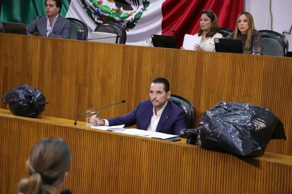 Llevan diputados del PAN bolsas de basura al titular de Simeprode durante Glosa de Informe 2 Diputados en la Glosa de Informe durante la protesta con bolsas de basura frente al titular de Simeprode.