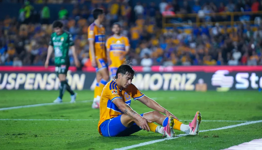 Cae Tigres ante León y peligra clasificación 8 Cae Tigres ante León durante el partido disputado en el Estadio Universitario.