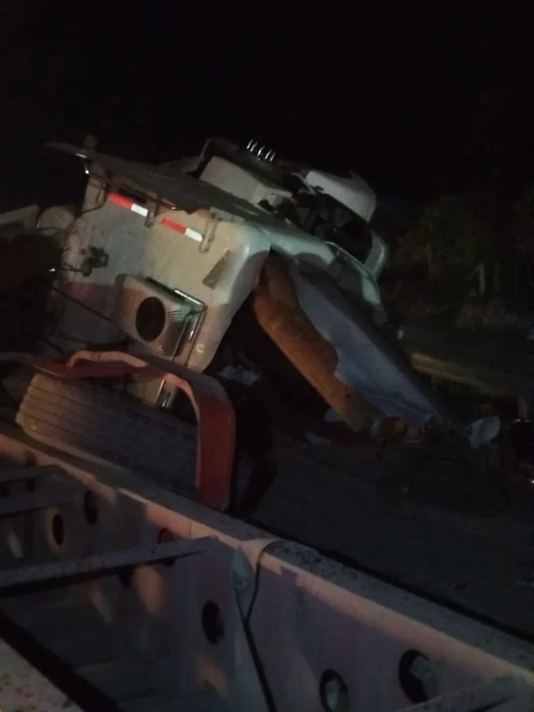Volcadura de trailers deja un muerto en la Carretera a Laredo 4 860726898 1668809264826797 5769790298681937599 n