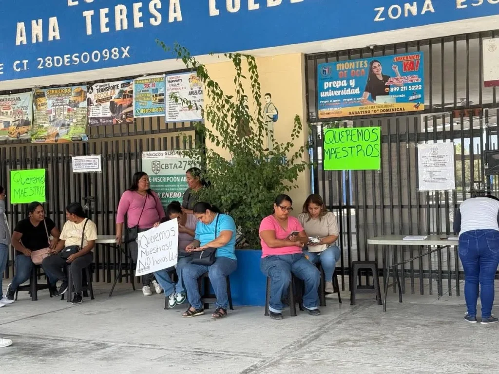 Padres cierran acceso a secundaria Ana Teresa Luebbert ante falta de maestros 2 861247351 1141882538537744 1757682207488119533 n
