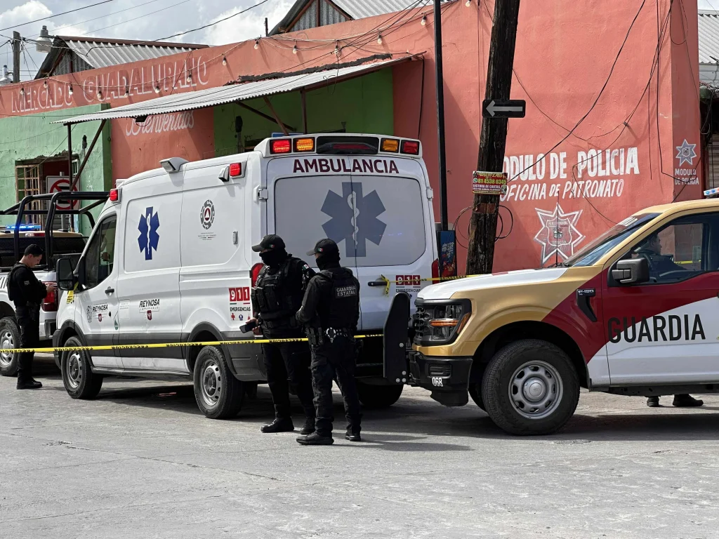 Fallece hombre frente a Mercado Guadalupano en Reynosa 1 Elementos de seguridad resguardan el área donde fallece hombre en la zona centro de Reynosa.